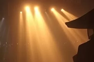 新番无声放映室横版封面，老式默片影院与唯一观众