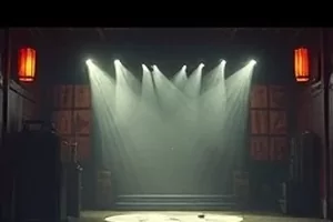 冰原守望者横版封面，雪原观测站与探照灯
